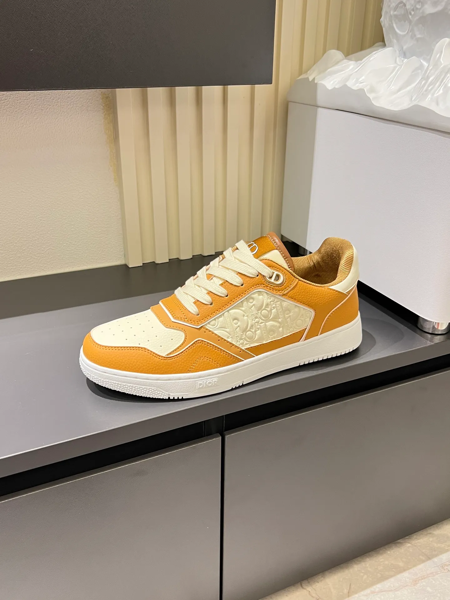 Men's shoes 💰p400 "Dio*" mid-top B27 casual sneakers. This B27 high-top sneaker is a new product in the series and continues Di*r's classic style. Crafted from gray and white smooth calf leather with beige and black Oblique print panels on the sides. The "CD Icon" shaped shoelace eyelets are clever and delicate, and the two-color rubber sole, rear collar and heel are all equipped with the brand's iconic details to enhance the style. Oblique printed straps at the ankle allow for an adjustable fit to complement the overall design. Fashionable and versatile, it can complement any look. Create an exquisite design with unique dynamic vitality and modern atmosphere, presented in low-top and high-top styles. This new must-have shoe adds a new dimension to Dior's archive heritage, embodying modern elegance. Purchase the original version and make it 1:1. If you need top quality, please come to me! Male 38-44!